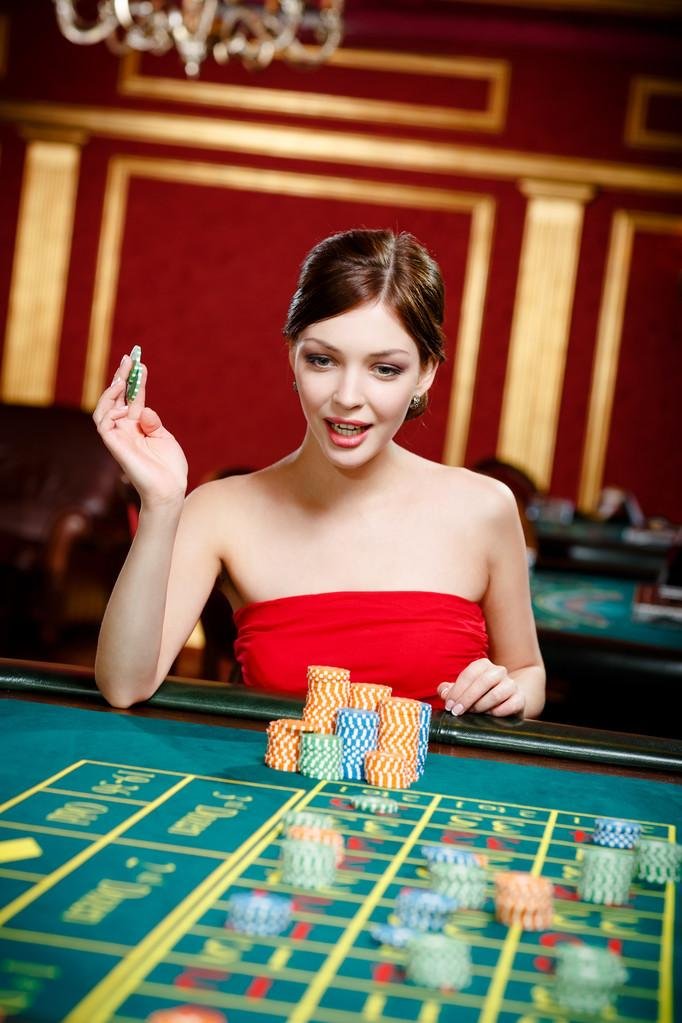Antarmuka Honor of Kings di slot 303 menampilkan statistik tim, pemain, dan pertandingan live